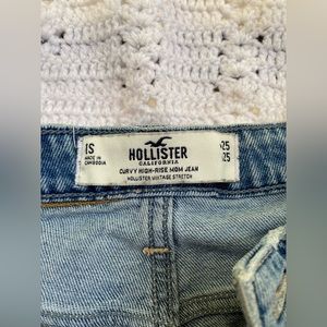 CURVY HIGH-RISE RIPPED MEDIUM WASH MOM JEANS